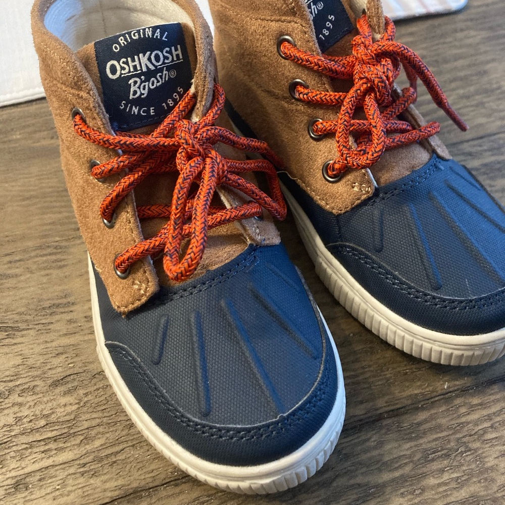 OshKosh B’gosh boys sz 11 shoes